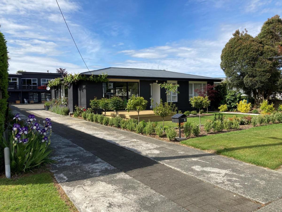 Shakespeare House Bed & Breakfast Te Anau Exterior photo