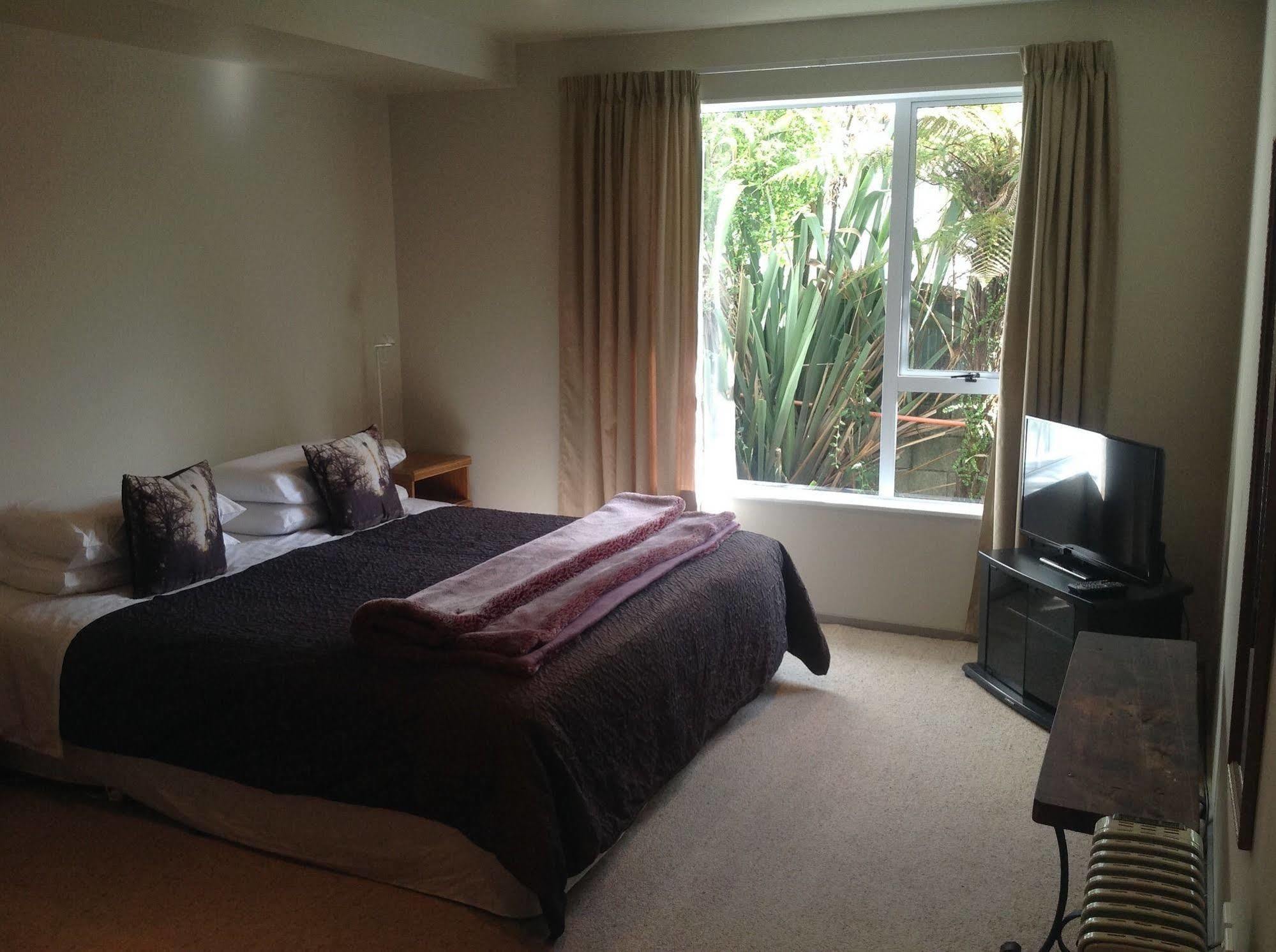 Shakespeare House Bed & Breakfast Te Anau Exterior photo