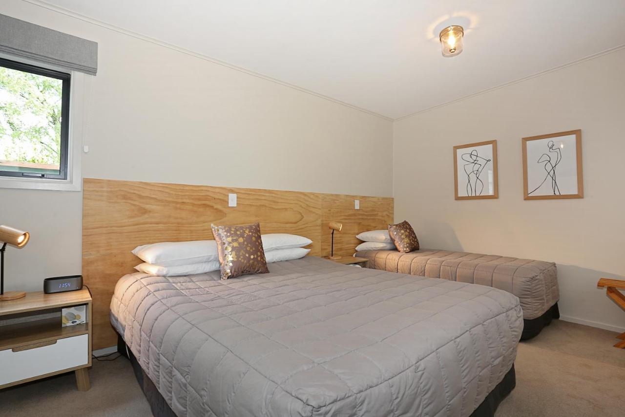 Shakespeare House Bed & Breakfast Te Anau Exterior photo